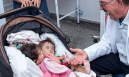 Kiraz e Aruna, le gemelle siamesi unite da torace, stomaco e bacino e separate dopo un intervento lungo 19 ore