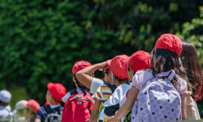 I bambini sono pronti per la gita, ma l’autobus è senza assicurazione e li lascia a piedi