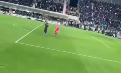 Tifoso dell'Atalanta entra in campo con un pallone, segna ed esulta davanti al portiere della Roma