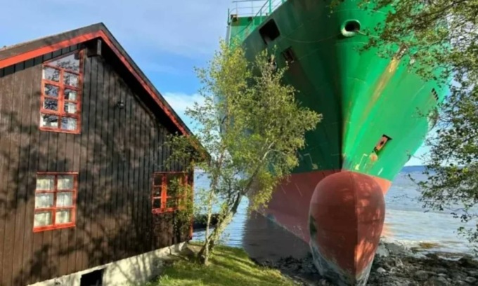 Si sveglia, esce in giardino e trova… una nave da 135 metri