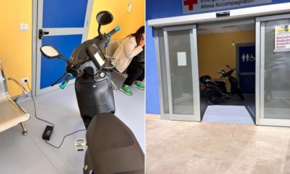 Parcheggia e ricarica il motorino elettrico nella sala d'attesa del Pronto soccorso