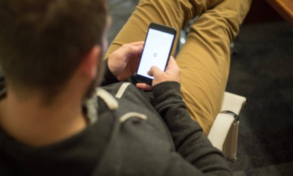 Sta troppo tempo al cellulare e non riesce più ad alzare la testa