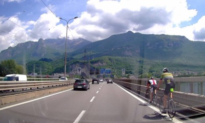 La Statale dove "vale tutto": ciclisti sul Ponte, monopattini contromano e jogging tra le auto