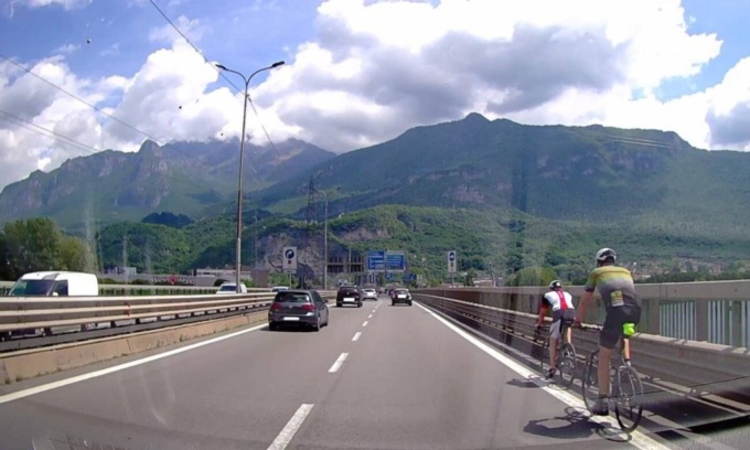 La Statale dove “vale tutto”: ciclisti sul Ponte, monopattini contromano e jogging tra le auto
