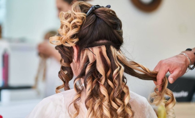 Taglio e tinta non le piacciono: con il parrucchiere finisce malissimo