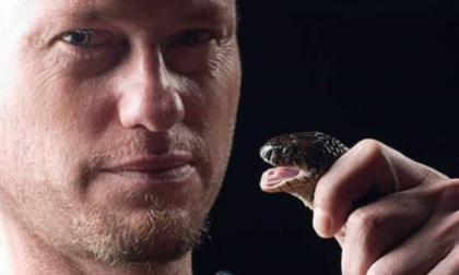Tim Friede, l’uomo morso da oltre 200 serpenti: come ha contribuito a creare un antiveleno universale