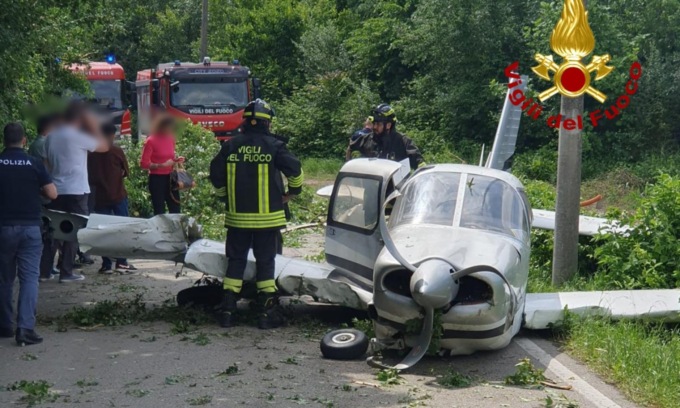 Fa atterrare l’aereo in mezzo alla strada