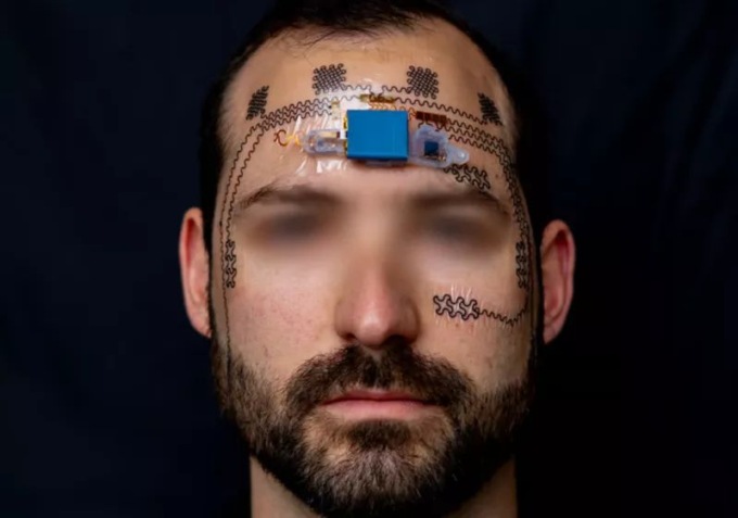 Il tatuaggio elettronico che ti “legge” la mente: come un adesivo sul viso potrebbe salvare vite