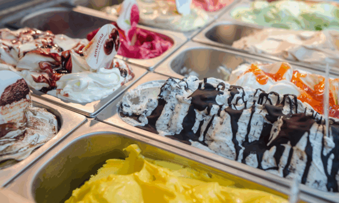 A Forte dei Marmi una gelateria fa pagare 50 centesimi un assaggio di gelato (ma c’è un perché)