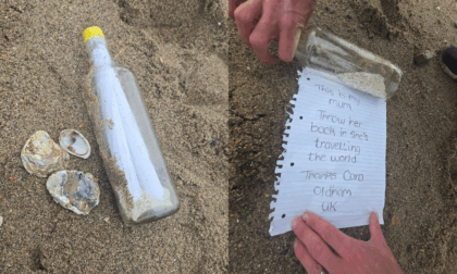 Trova una bottiglia in spiaggia con delle ceneri e un messaggio: "È mia mamma, sta viaggiando per il mondo"