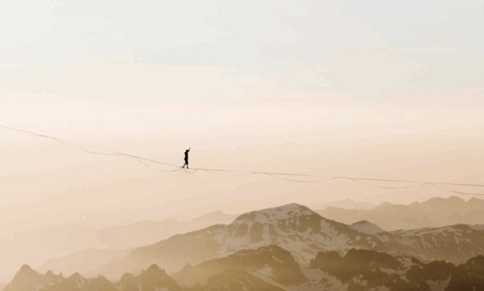 Una passeggiata nel cielo sul Monte Bianco: il funambolico alpinista che cammina su una fune tra due vette alte 4.000 metri