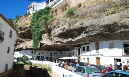 Setenil de las Bodegas, il paese scavato nella roccia che sembra uscito da un dipinto
