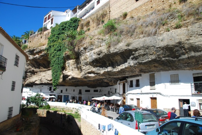 Setenil de las Bodegas, il paese scavato nella roccia che sembra uscito da un dipinto