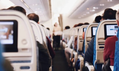 Si è finto un assistente di volo per sei anni e ha preso 120 aerei gratis