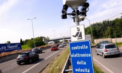 Non vede l'autovelox e prende due multe al giorno per sei mesi: conto da 28.000 euro