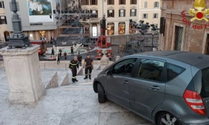Anziano vuole fare in auto la scalinata di Trinità dei Monti