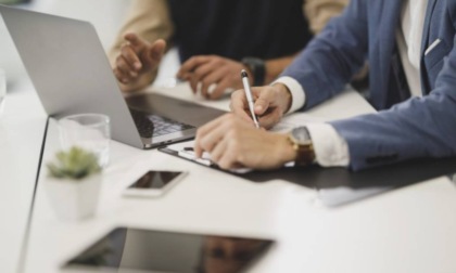 Fingere di lavorare è il nuovo lavorare: benvenuti negli uffici dell’assurdo