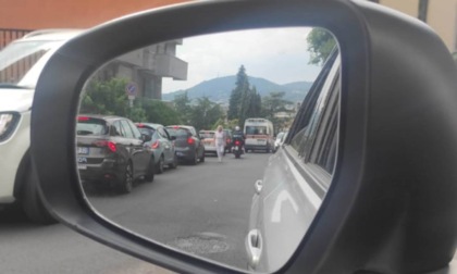 Anziana bloccata nel traffico sta finendo l'ossigeno, 16enne la fa salire sul motorino e le salva la vita