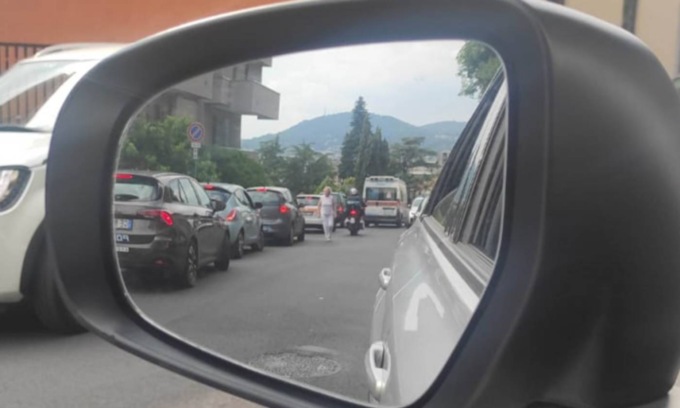 Anziana bloccata nel traffico sta finendo l’ossigeno, 16enne la fa salire sul motorino e le salva la vita