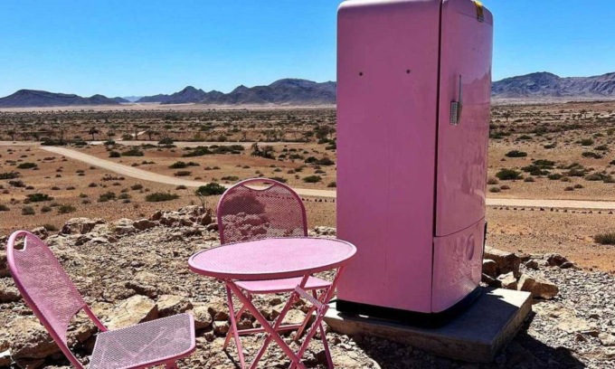 Nel cuore del deserto della Namibia c’è… un frigorifero rosa