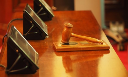 Targa taroccata con lo scotch? Il giudice lo assolve: "Magari gli hanno fatto uno scherzo"