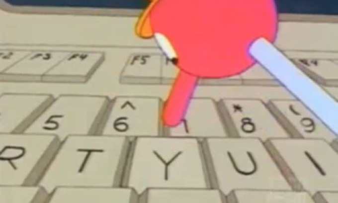 Poliziotto finge di lavorare premendo ripetutamente il tasto “Z” del suo computer