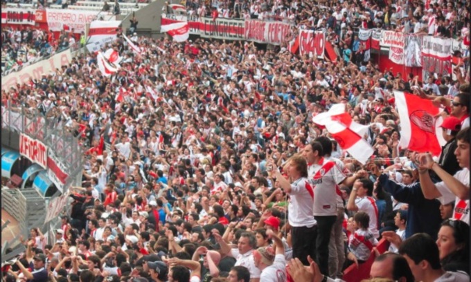 Lascia la famiglia a piedi per andare negli Usa a vedere la partita della sua squadra