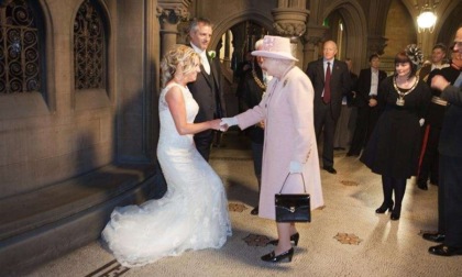 Quando la Regina si imbucò (per puro caso) a un matrimonio: la storia degli sposi Canning