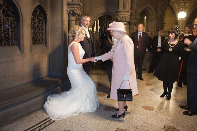 Quando la Regina si imbucò (per puro caso) a un matrimonio: la storia degli sposi Canning
