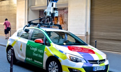 Poliziotto immortalato nudo in giardino dalla Google car, fa causa e viene risarcito con 12.000 euro