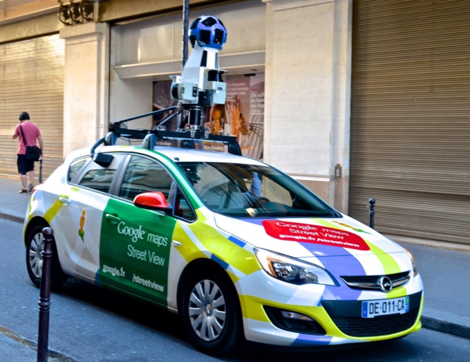 Poliziotto immortalato nudo in giardino dalla Google car, fa causa e viene risarcito con 12.000 euro