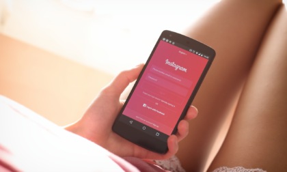 Il marito le fa perdere due follower su Instagram, lei lo lascia e lo denuncia