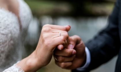 Paghereste mai per andare al matrimonio di due sconosciuti? C'è chi lo fa (e spende pure tanto)