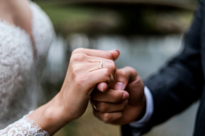 Paghereste mai per andare al matrimonio di due sconosciuti? C’è chi lo fa (e spende pure tanto)