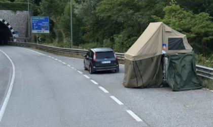 Rimane a piedi con l’auto… e si accampa in tangenziale