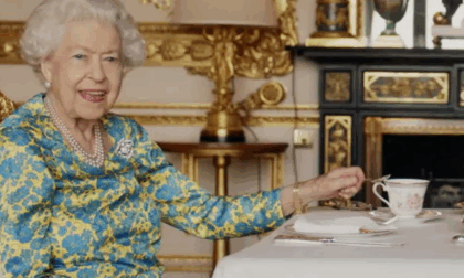 Elisabetta II si occupava dei piatti sporchi: “Io lavo, tu asciughi?”. L'insolita proposta alla Thatcher