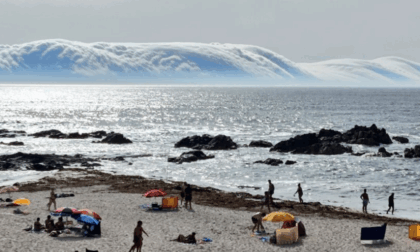 Una nube a rotolo sorprende i bagnanti in Portogallo: lo spettacolo virale della "roll cloud"