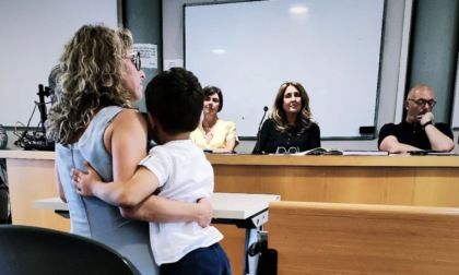 Discute la tesi di laurea abbracciata al figlio di 5 anni