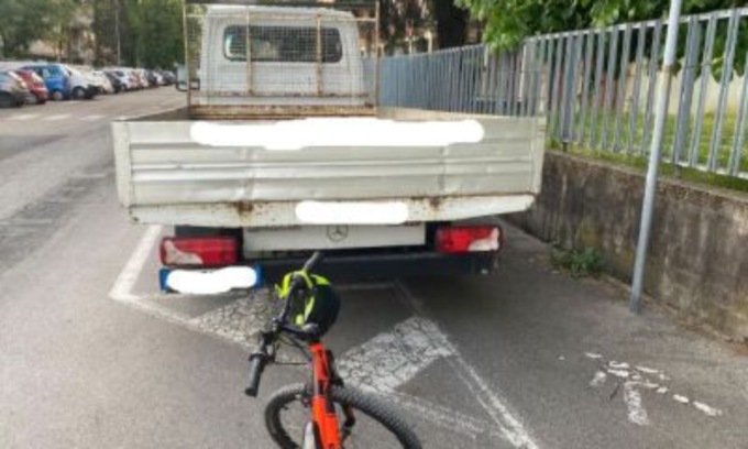 Il bambino di 8 anni multato in bici perché è finito contro un camion parcheggiato sulla ciclabile