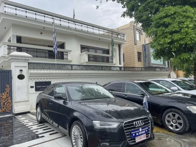 L’ambasciatore di nazioni inventate