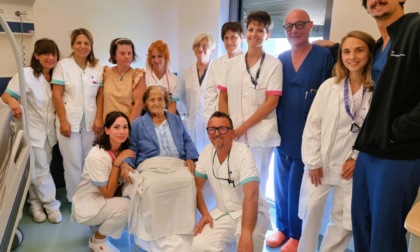 Operata al femore a 103 anni, dopo due giorni torna a camminare