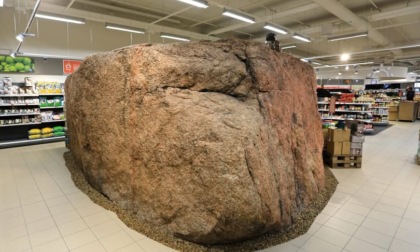 Il supermercato dove si trova proprio di tutto: pure un'enorme roccia al centro