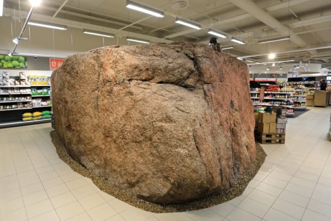 Il supermercato dove si trova proprio di tutto: pure un’enorme roccia al centro