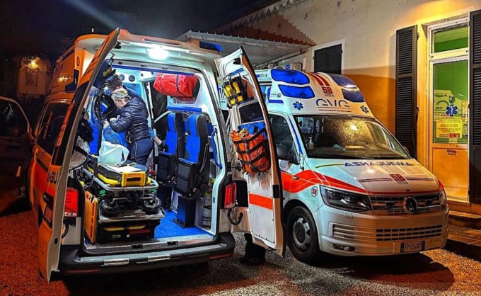 Dichiarato morto dopo un malore si risveglia mentre sta arrivando il carro funebre: “Dove sono le mie figlie?”