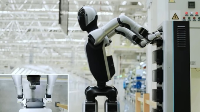 Il robot che si cambia da solo le batterie e non si ferma mai