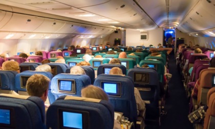 Minorenne si perde in aeroporto e si imbarca sul volo sbagliato (senza biglietto): finisce a Milano da solo