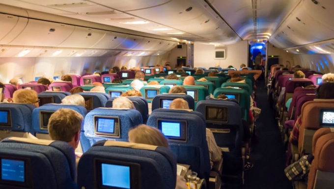 Minorenne si perde in aeroporto e si imbarca sul volo sbagliato (senza biglietto): finisce a Milano da solo