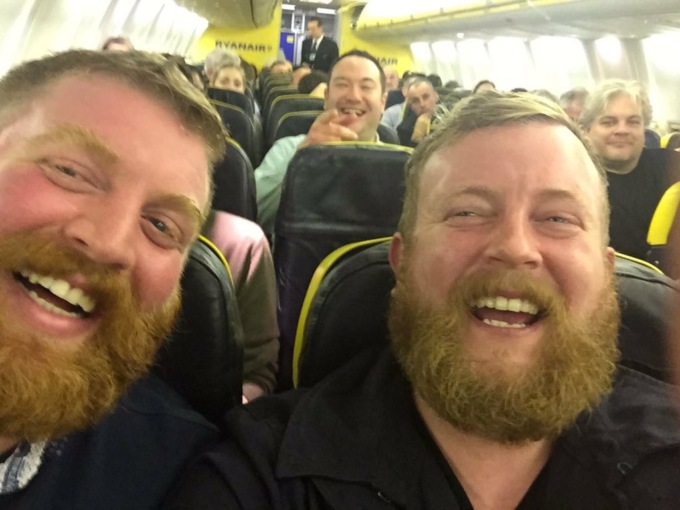Trova il suo sosia seduto accanto a lui in aereo: la foto diventa virale