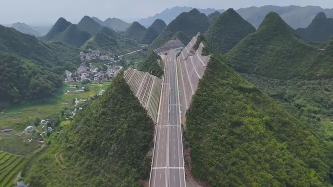 La storia dell’autostrada che ha “affettato” le montagne