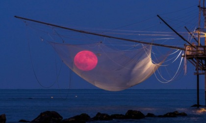 La rete del trabocco che pesca la Luna: è italiano lo scatto del giorno scelto dalla NASA